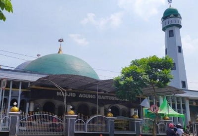 Carilah informasi tentang rumah ibadah dari dua agama yang berbeda di Indonesia