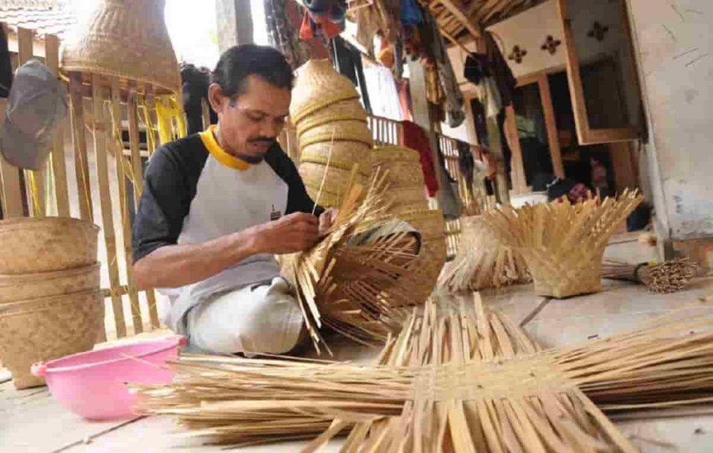 Proses Produksi Kerajinan dengan Inspirasi Budaya Nonbenda